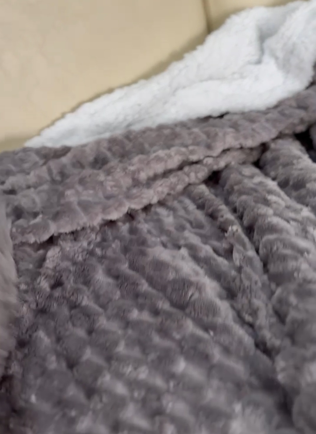 Frazada FLANNEL Con CORDERITO Super Suave Al Tacto Y Extra Liviana Medida King Size 2.50x2.70 M 4 Frazada FLANNEL Con CORDERITO Super Suave Al Tacto Y Extra Liviana Medida King Size 2.50x2.70 M - Imagen 4